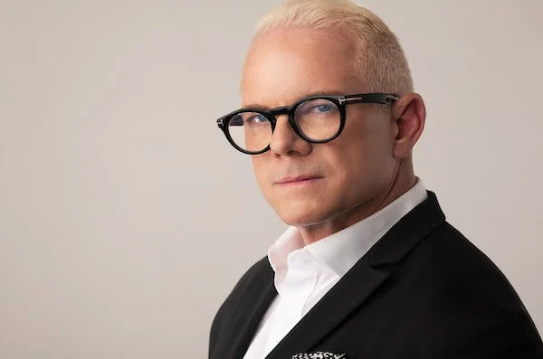 A dark suit in contrast to a white wall = A perfect corporate headshot!