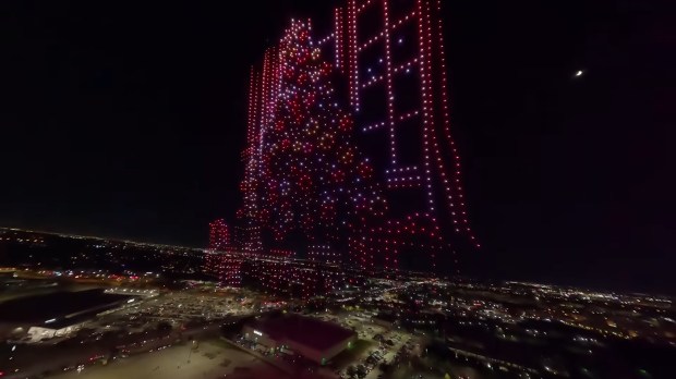 Màn trình diễn ánh sáng Giáng sinh bằng drone phá hai kỷ lục Guinness thế giới