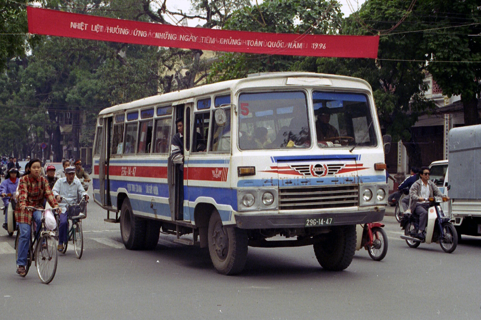 ‘Bộ sưu tập’ xe buýt đủ mọi chủng loại ở Hà Nội năm 1996
