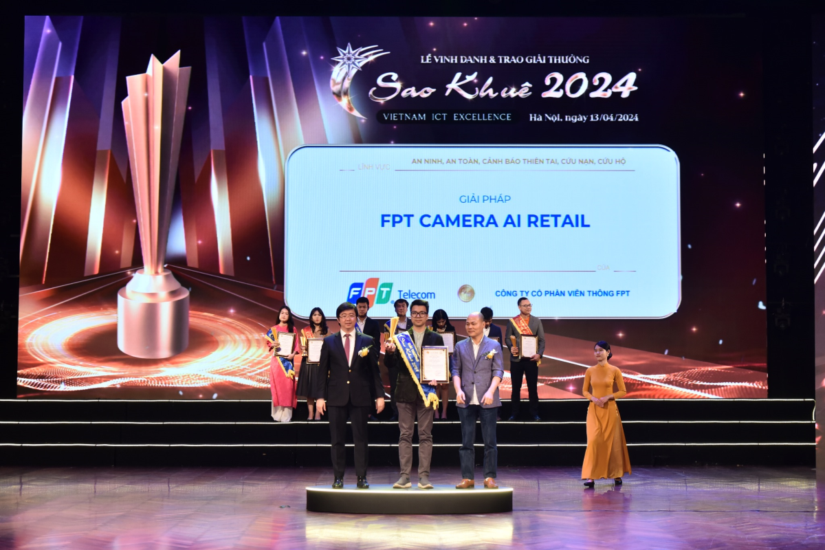 Đại diện FPT Camera AI Retail nhận giải thưởng.