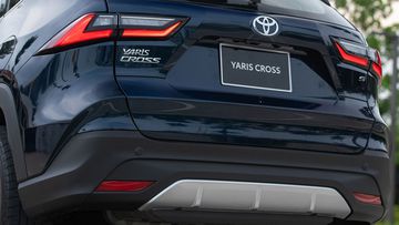 Toyota Yaris Cross 2024 cũng thiết kế ống xả ẩn bên dưới cản sau khá gọn gàng và tinh tế