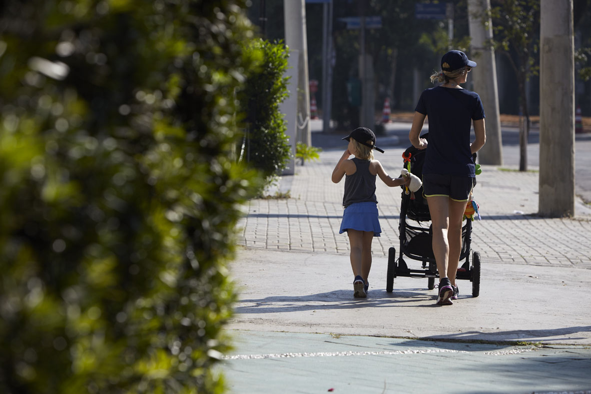 Foto de uma mãe passeando com seus filho em Vila Nova Conceição.
