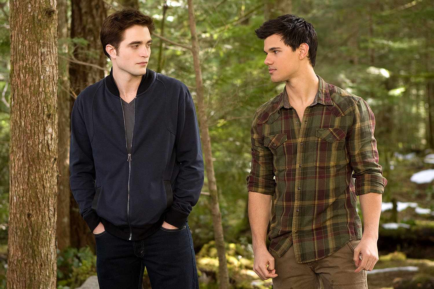 Edward (Robert Pattinson) y Jacob (Taylor Lautner) mirándose en el bosque