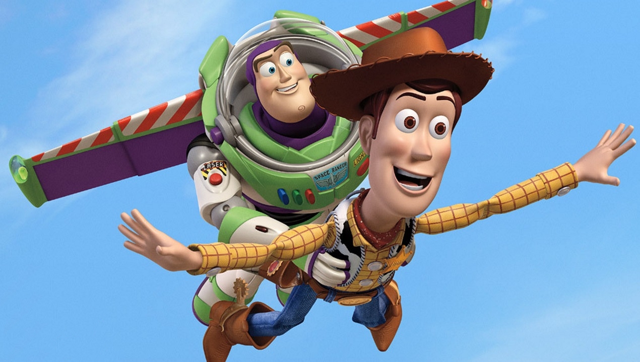 Icónica escena del final de Toy Story 1. Buzz sostiene a Woody mientras "caen con estilo" sobre el auto de Andy. Woody exclama "¡Al infinito y más allá!"