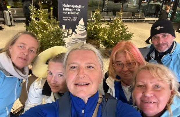 A group of women taking a selfie

Description automatically generated