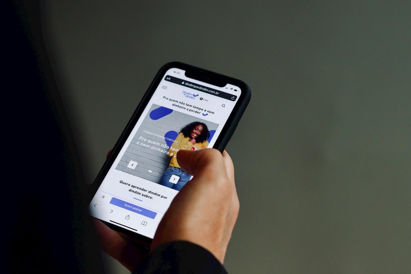 Afbeelding met Mobiele telefoon, Draagbaar communicatietoestel, Communicatieapparaat, gadget

Automatisch gegenereerde beschrijving