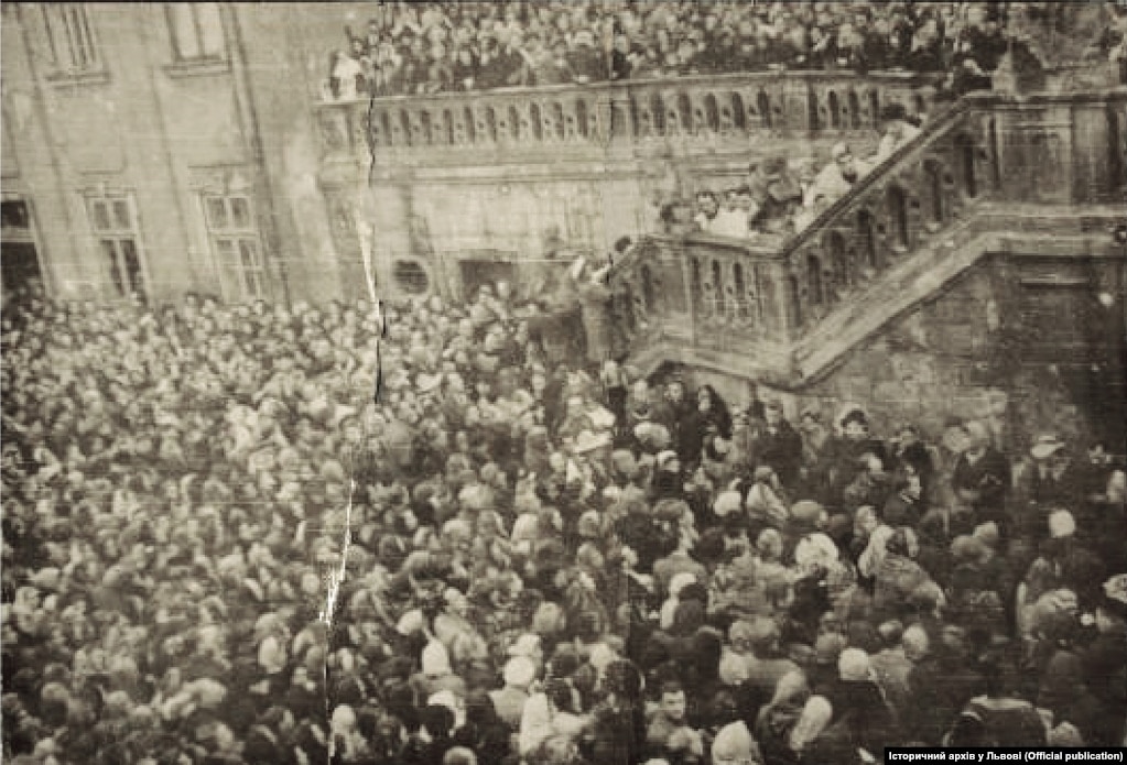 Люди прощаються з митрополитом, листопад 1944 року
