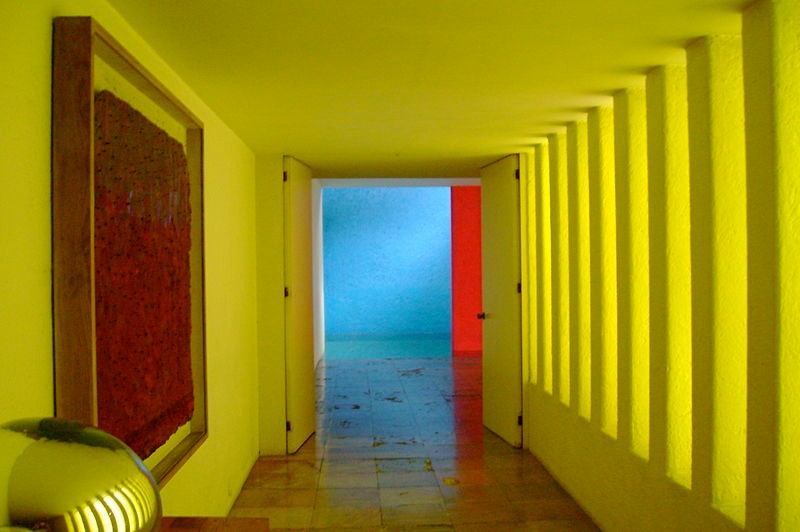 Fotografía interior de la Casa Liraldi, diseñada por Luis Barragan un arquitecto ejemplar de la arquitectura emocional. AD