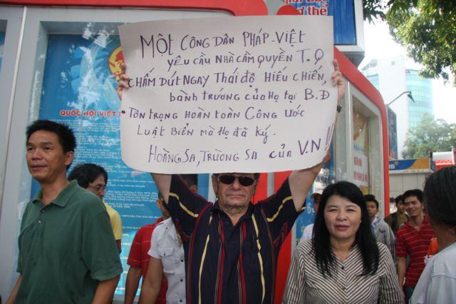 Ông Hồ Cương Quyết biểu tình cùng người dân tại Sài Gòn vào năm 2011 để phản đối yêu sách "Đường lưỡi bò" của Trung Quốc