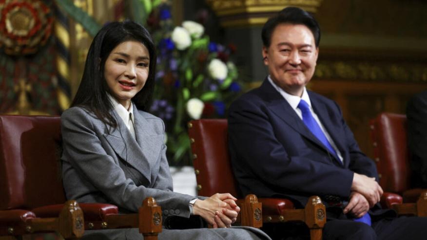 Ảnh minh họa : Tổng thống Hàn Quốc Yoon Suk Yeol và phu nhân Kim Keon Hee trong chuyến công du Luân Đôn, Anh Quốc, ngày 21/11/2023.