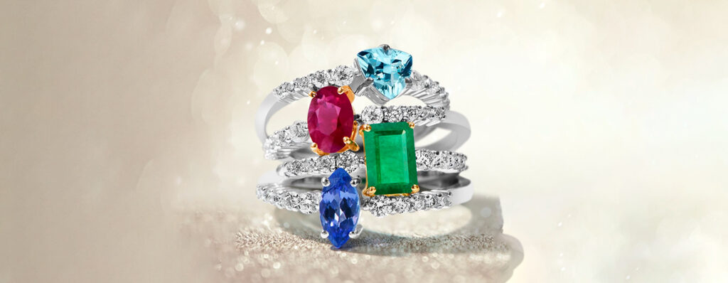 anéis cravejados de diamantes com gemas coloridas