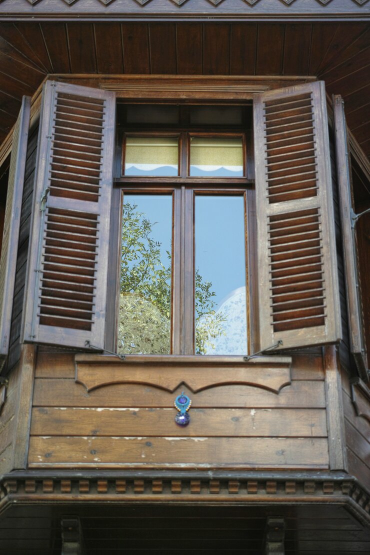 Пластиковое окно в деревянной раме