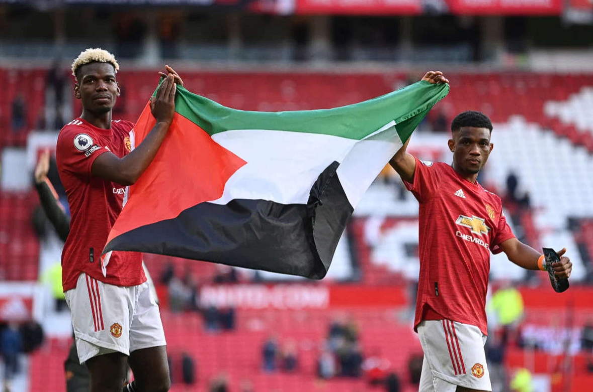 Amad Diallo and his idol Paul Pogba share a moment with the Palestine flag