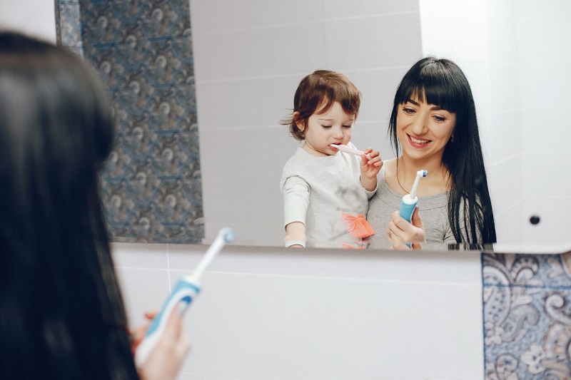 Cha mẹ hãy chú ý giữ gìn vệ sinh răng miệng cho trẻ dù trẻ đang ở bất kỳ độ tuổi nào