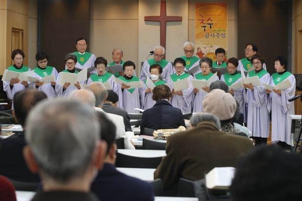 11월 19일 오전 서울 종로구 인사동 늘푸른교회에서 늘푸른합주단이 찬송가를 부르고 있다. / 장련성 기자