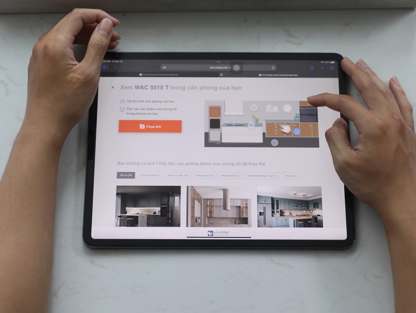 A person holding a tablet

Description automatically generated