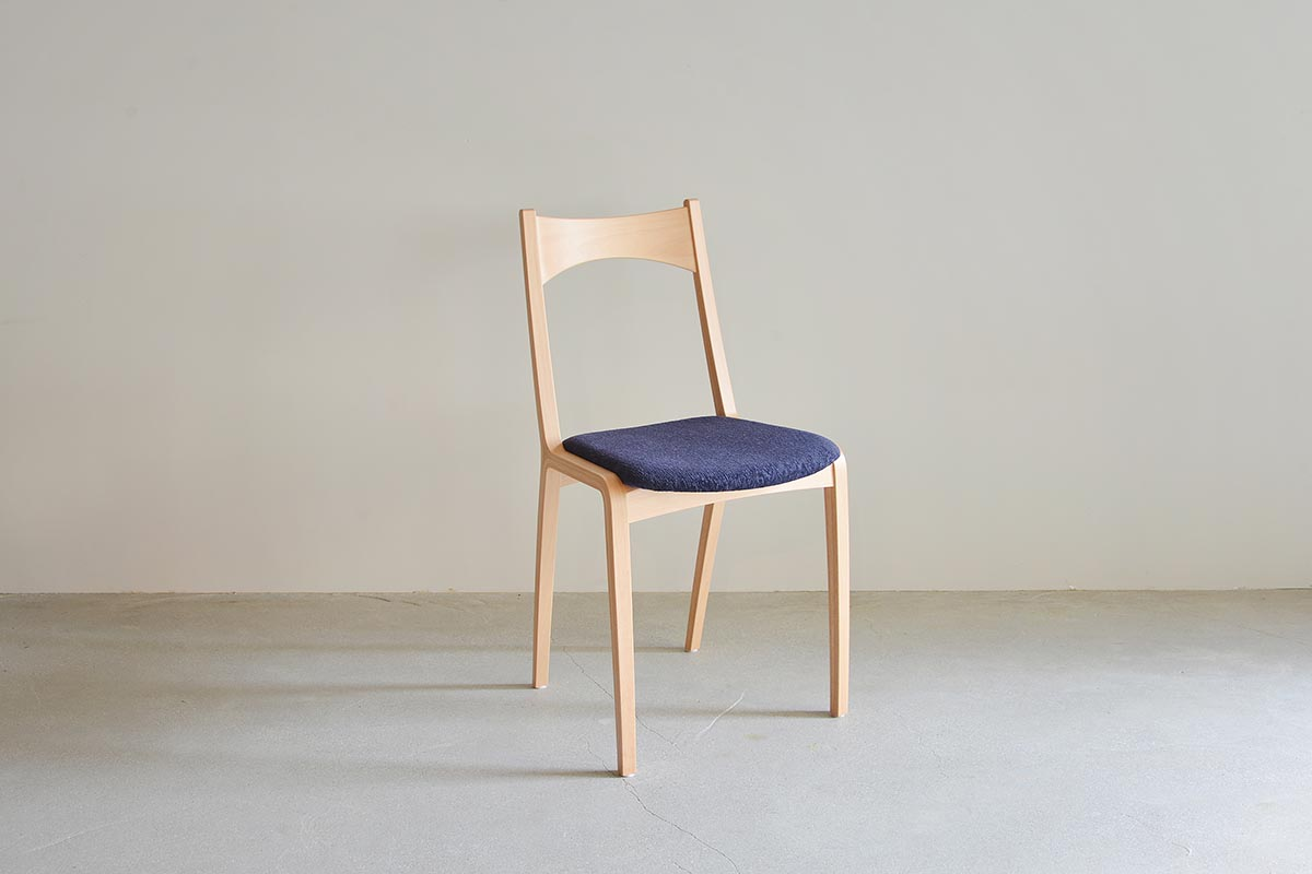 2.【極限まで軽さを追求した椅子】十二十家具 - ダイニングチェア