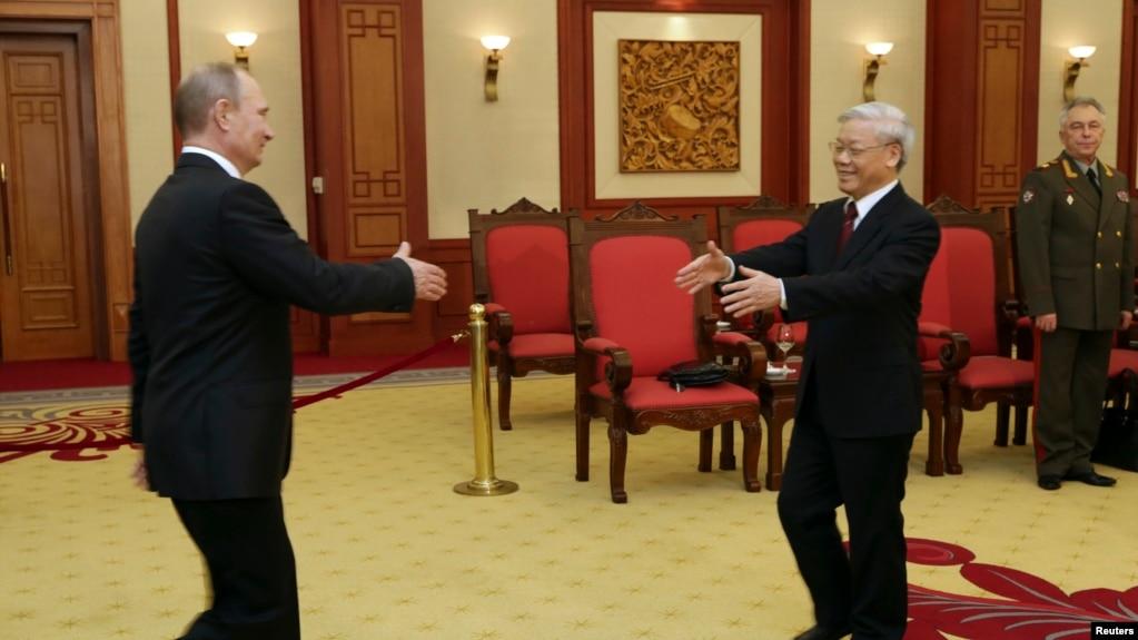 Tổng bí thư Việt Nam Nguyễn Phú Trọng chào mừng Tổng thống Nga Vladimir Putin trong chuyến thăm tới Hà Nội ngày 12/11/2013.