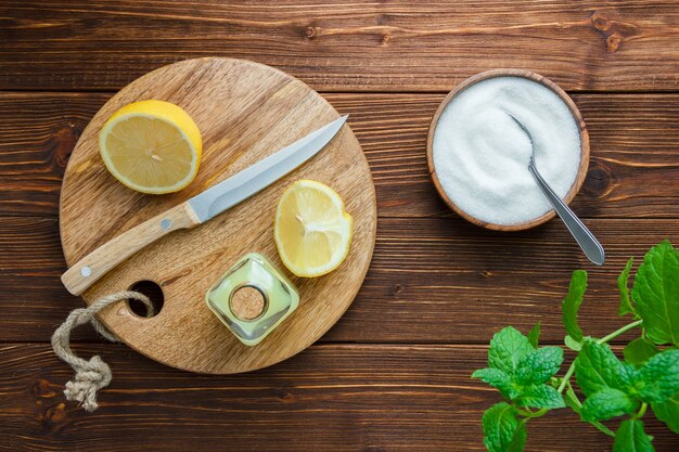 Come pulire le superfici con limone e bicarbonato?