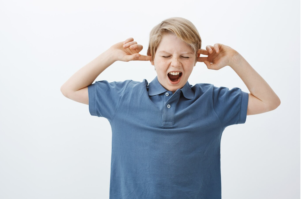 Nút tai có thể khiến trẻ bị ngứa ngáy, đau tai rất khó chịu