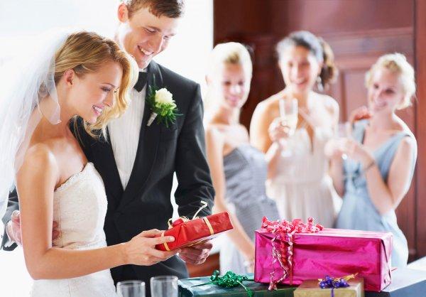 Gợi ý 30 món quà tặng vợ chồng mới cưới ý nghĩa và thiết thực (năm