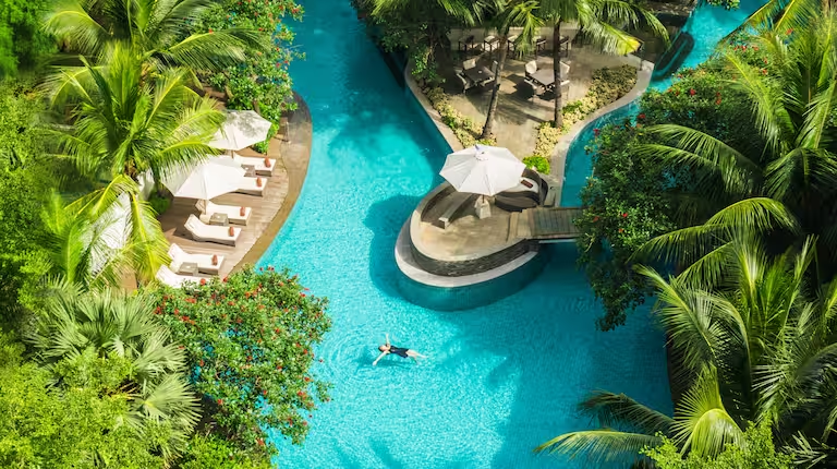 pemandangan kolam renang di doubletree by Hilton Jakarta