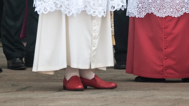 Nghề đóng giày truyền thống cho giáo hoàng