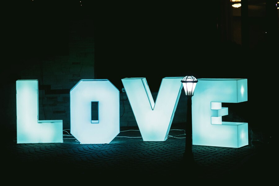 Vantaggi delle insegne al neon personalizzate sull'arredamento degli eventi