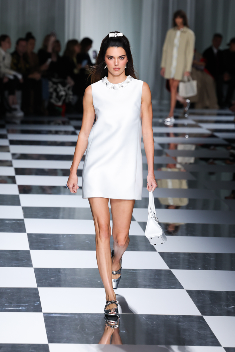 2024-es tavaszi-nyári trendek: fehér ruha