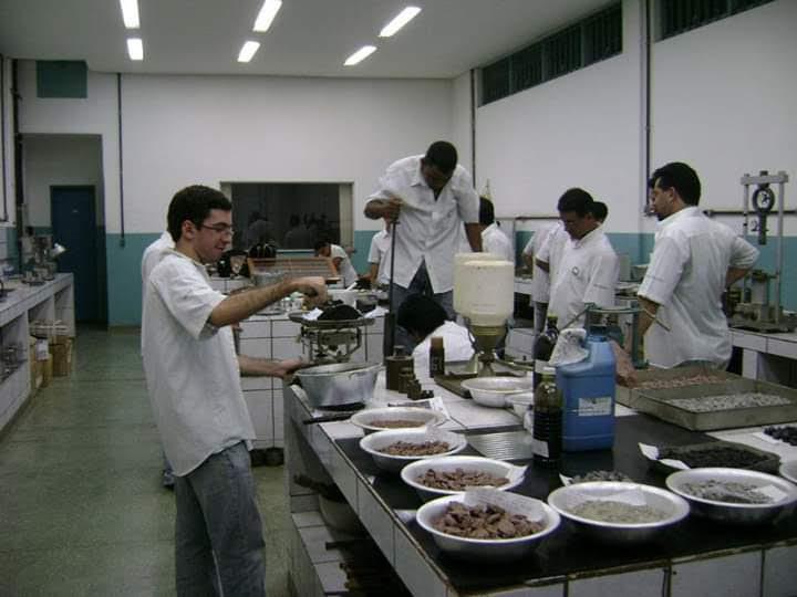 Pessoas preparando comida em uma cozinha

Descrição gerada automaticamente