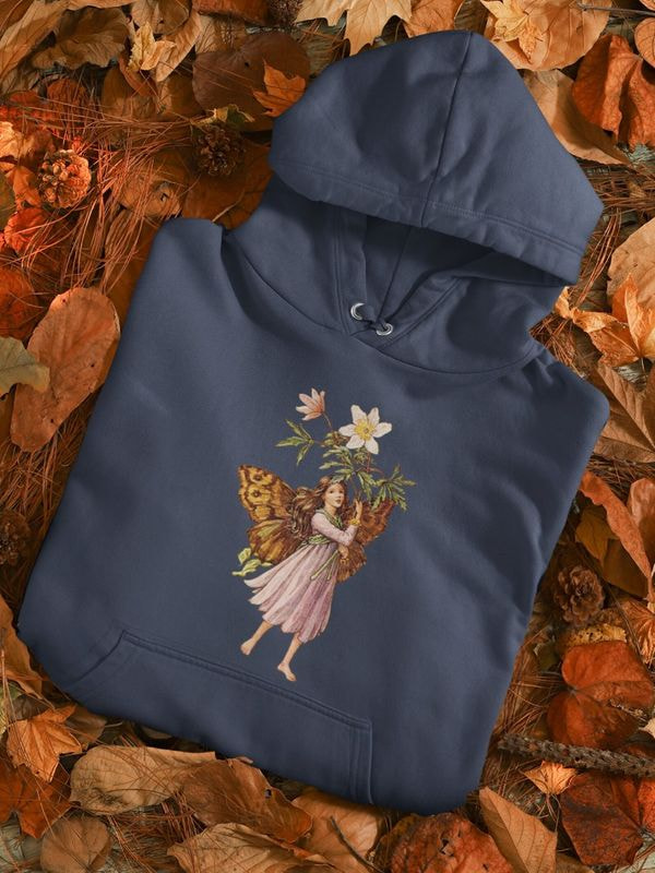 foto plana de una sudadera con capucha oscura sobre un lecho de hojas con un estampado de hadas