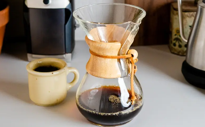 coffee brewing with chemex