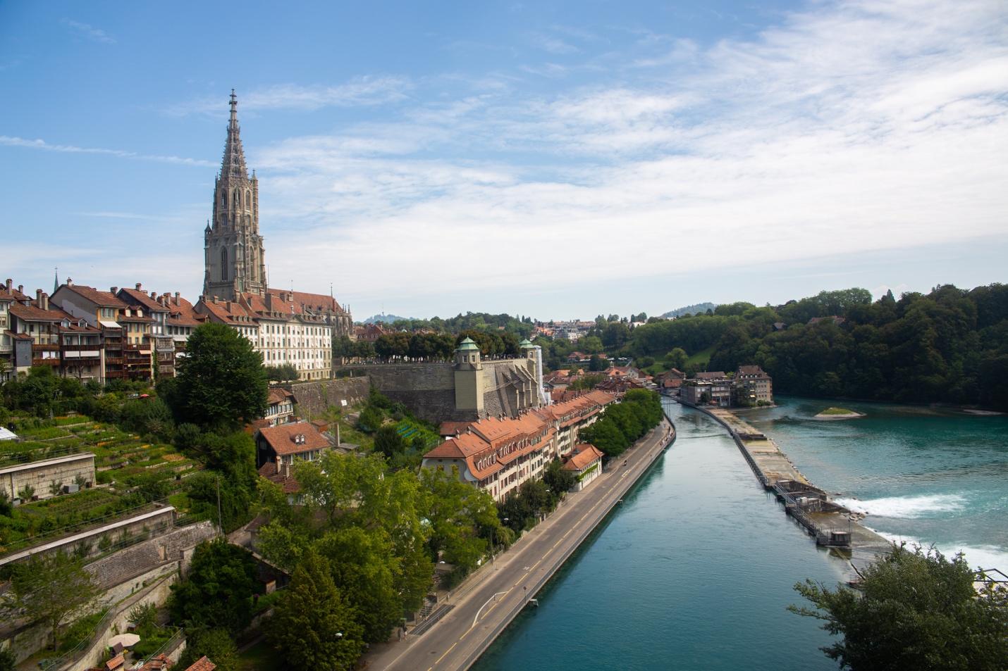 A river with Bern and a tower

Description automatically generated with medium confidence