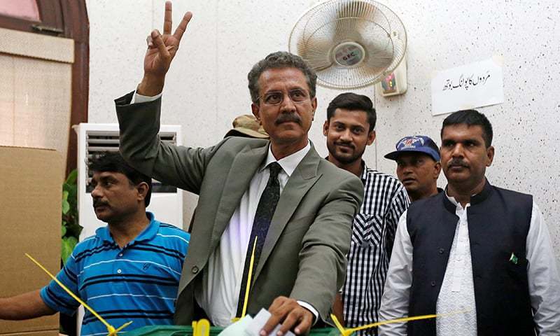   ایم کیو ایم کے وسیم اختر بھی جیل سے الیکشن لڑ کر کراچی کے میئر منتخب ہوئے— تصویر: رائٹرز  
