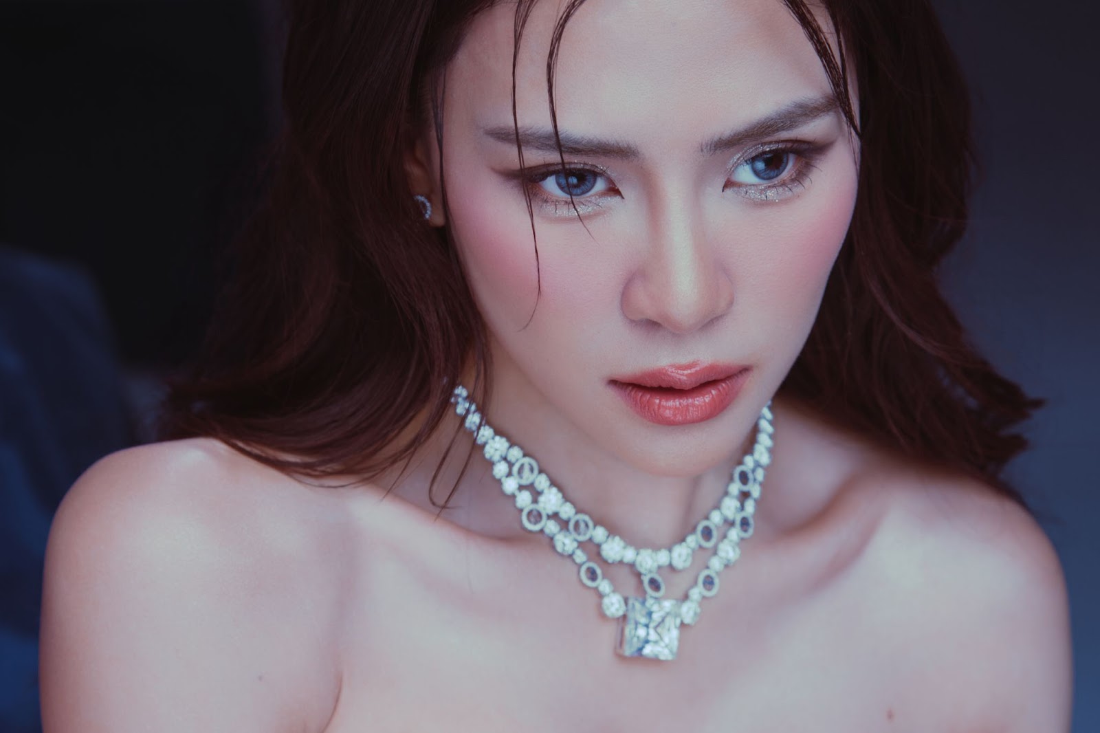 View - Hà Nhi mang trang sức bạc tỷ của thương hiệu Angel P Jewelry trong MV “Khước Từ”