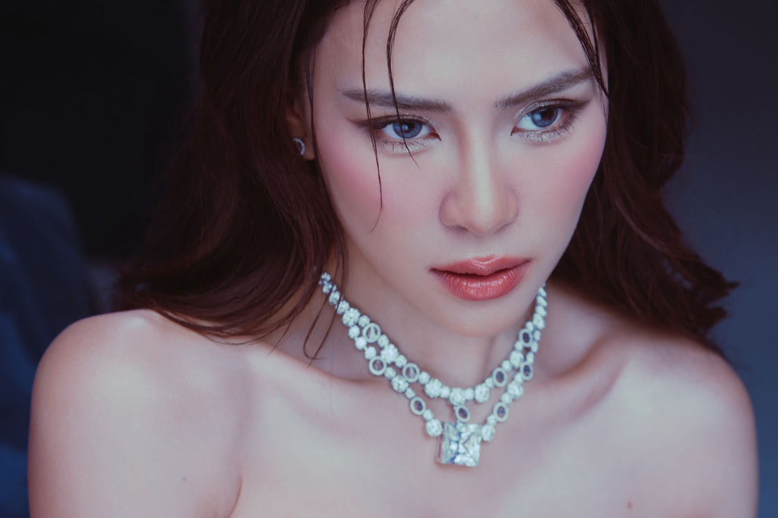 Hà Nhi mang trang sức bạc tỷ của thương hiệu Angel P Jewelry trong MV “Khước Từ”