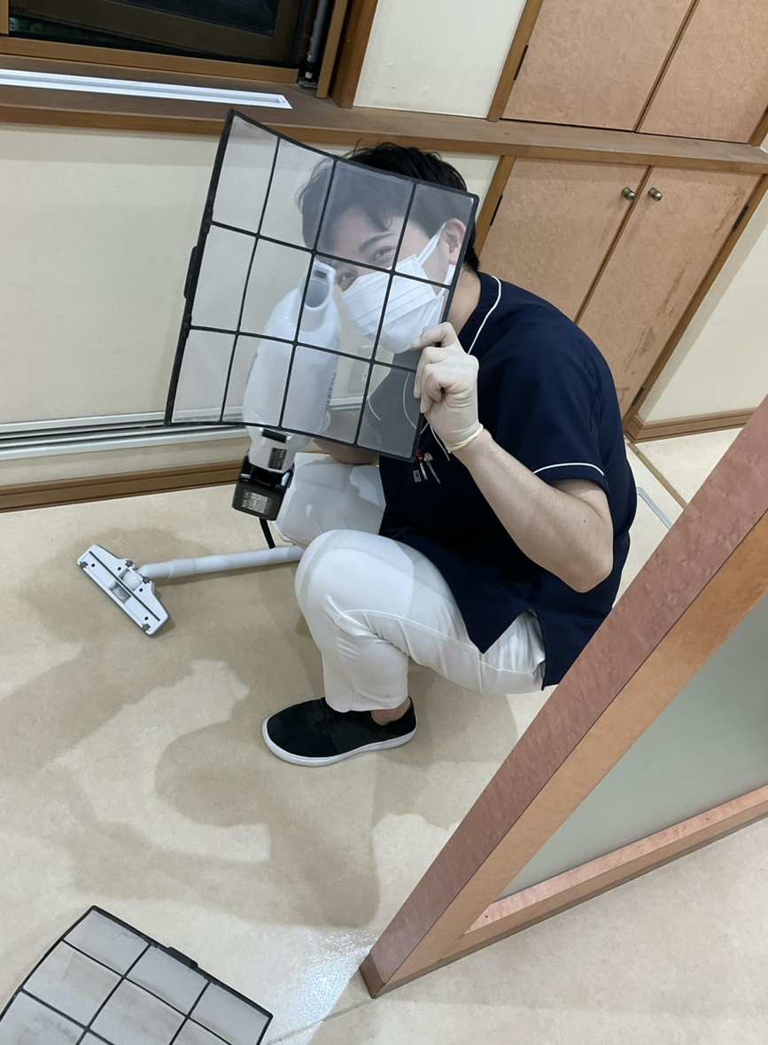 屋内, 人, テーブル, 座る が含まれている画像

自動的に生成された説明