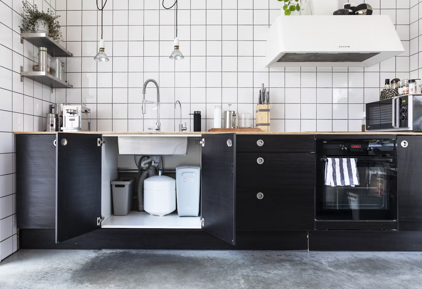 A minimalist clean kitchen with water filter installed