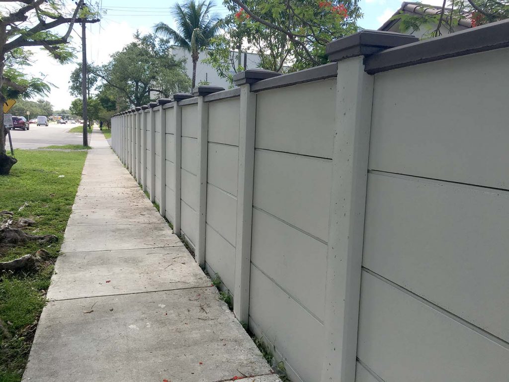 Sử dụng tấm tường rào bê tông lắp ghép giúp tiết kiệm thời gian.