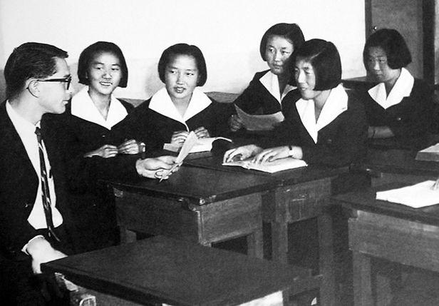 1967년 경기도 의정부여자중학교에서 봉사단원이 학생들에게 영어 수업을 하는 모습. /연합뉴스