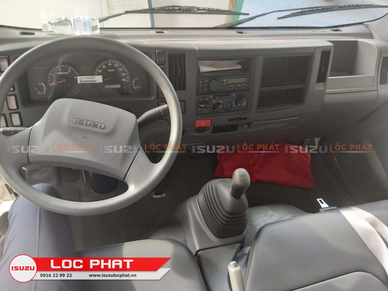 nội thất Xe tải Isuzu QKR 210 1.9 tấn Thùng Kín Composite