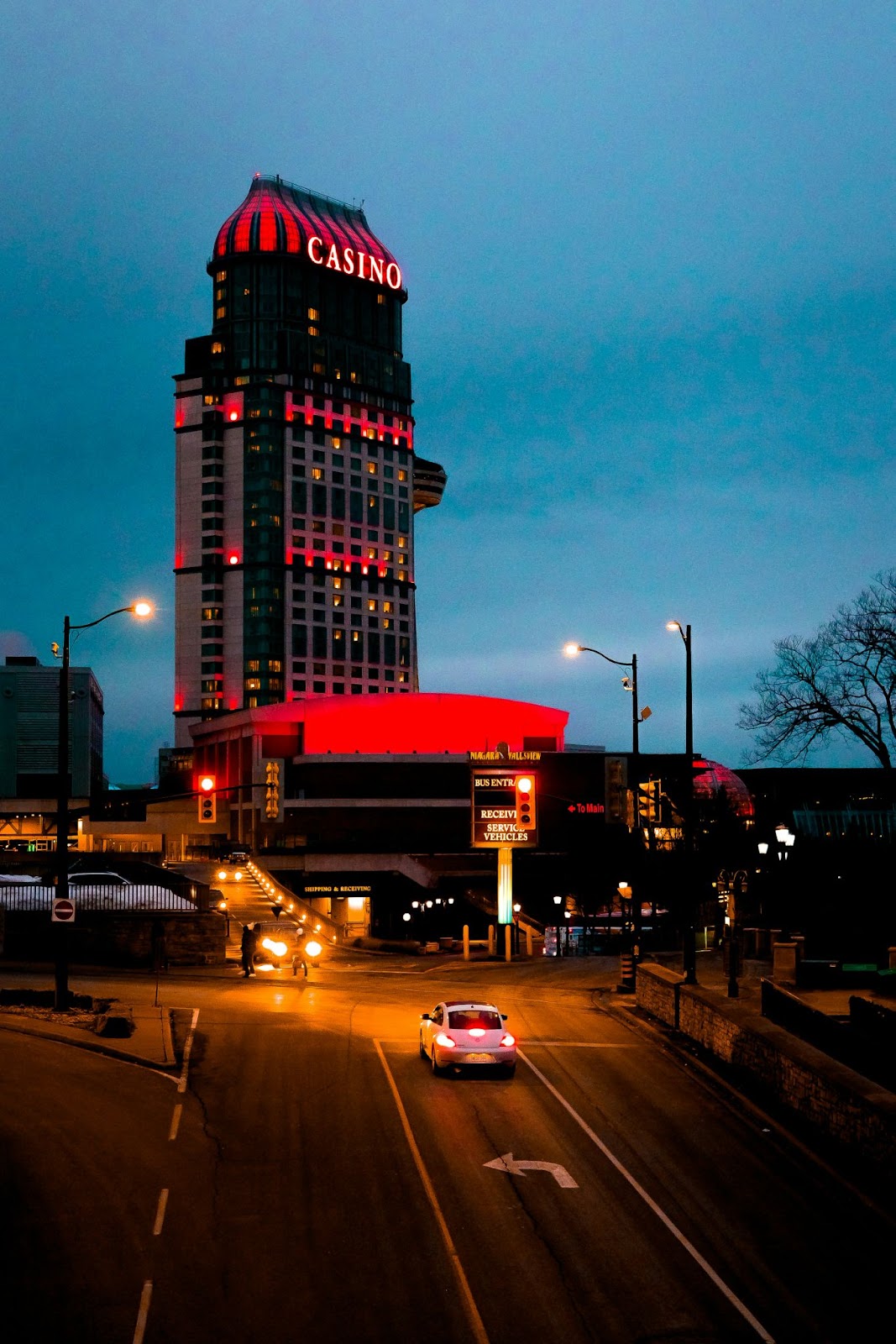 Who likes to play at online casinos?