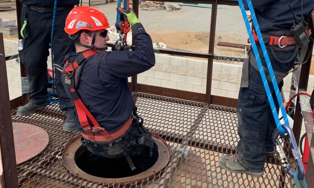 https://industrytrainingqld.com.au/wp-content/uploads/2013/01/Confined-Spaces-Training.jpg