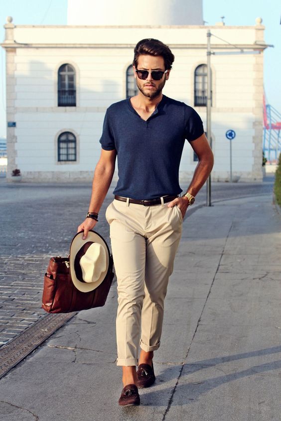 V neck t-shirt and trousers are a seductive style