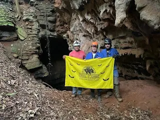 Equipe de apoio do Espeleogrupo Pains – EPA. Da esquerda para a direita: Reginaldo, Lucélio e Agenor — Foto: Bruno Kraemer – EPA