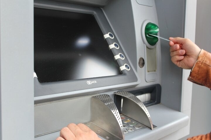 Có thể kiểm tra thẻ ATM bị khoá ngay tại máy ATM. (Ảnh minh họa)