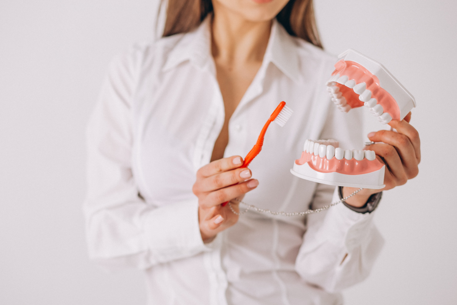 Để đảm bảo chất lượng răng sứ, bạn cần lưu ý về vấn đề vệ sinh răng miệng hàng ngày