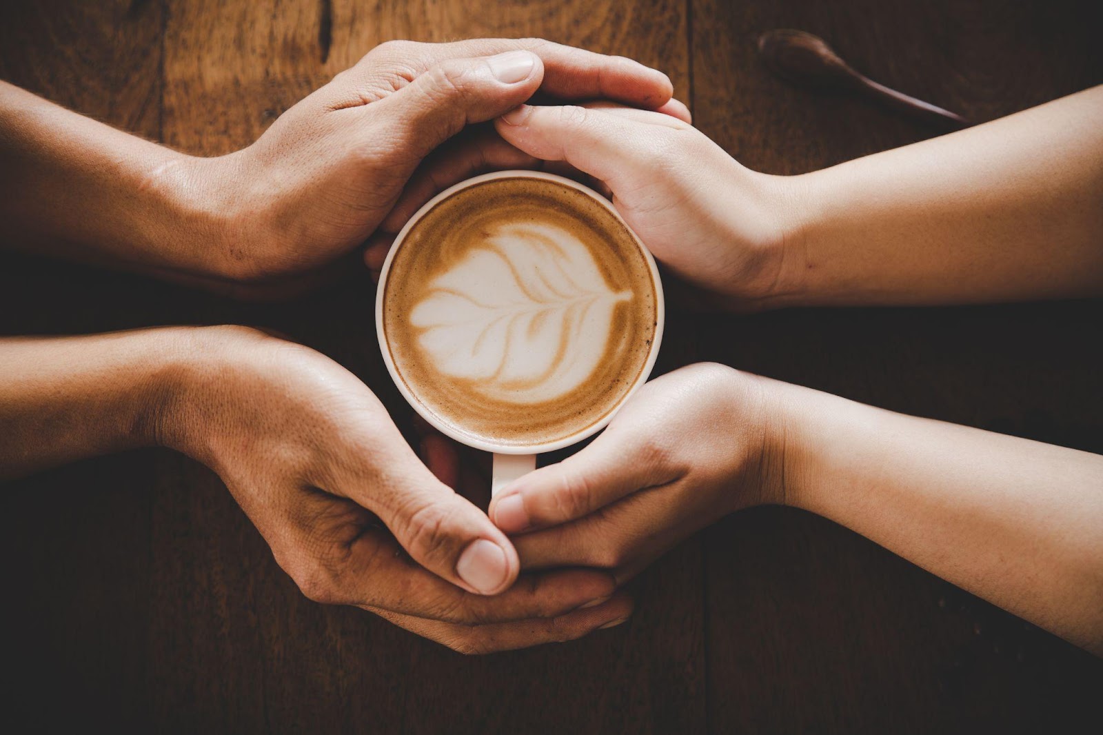 mãos segurando xícara de café