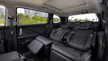 Hàng ghế thứ hai Hyundai Custin 2024 có thể ngả tối đa lên tới 135 độ mang đến thoải mái tối đa