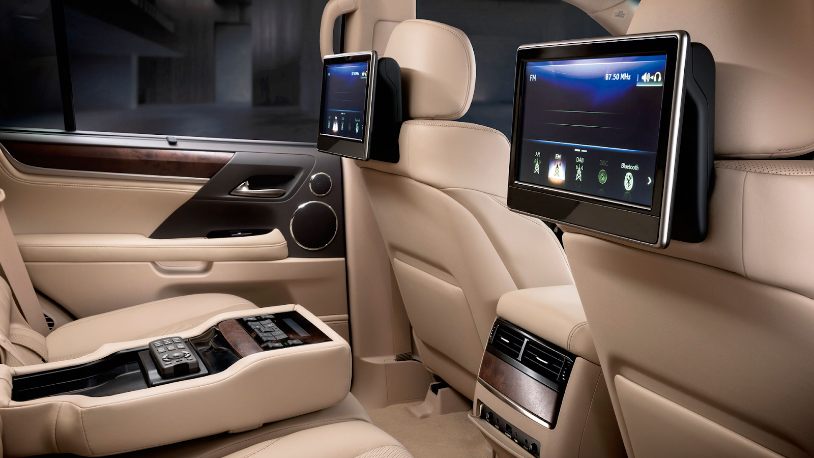 Lexus LX570 2021 sở hữu 2 màn hình giải trí cho hàng ghế sau 
